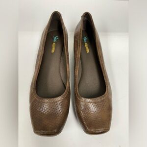 Yuu Textured Brown Women's Flats